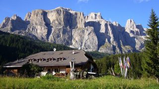 Dolomiten – Hütte vor den Bergen