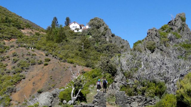 Wanderung auf einen Berg auf der Insel Madeira
