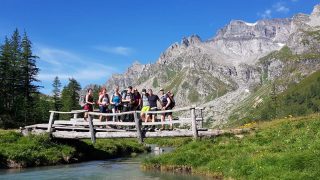 Piemont – Gruppe auf Brücke