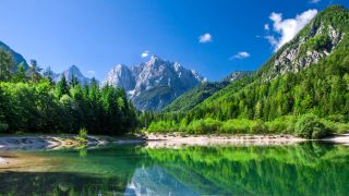 Slowenien – See vor Berge