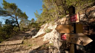 Wanderschilder auf dem Trockensteinmauerpfad – Mallorca