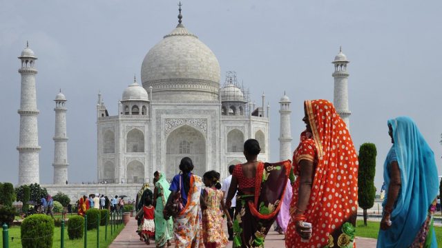 Einheimische Frauen vor dem Taj Mahal in Indien