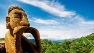 Steinfigur vor Regenwald – Costa Rica