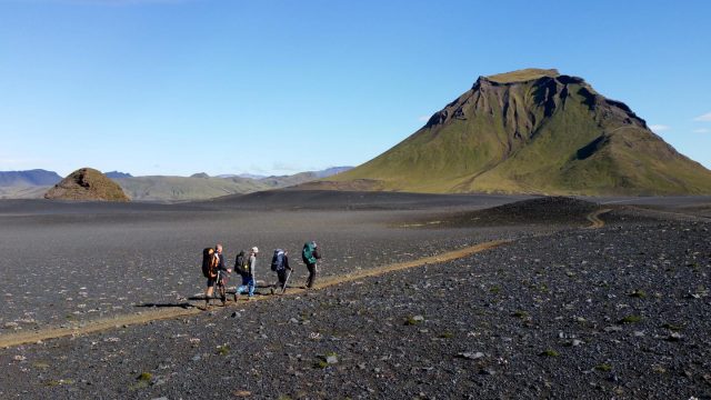Gruppe wandert am Hattafell auf Island vorbei